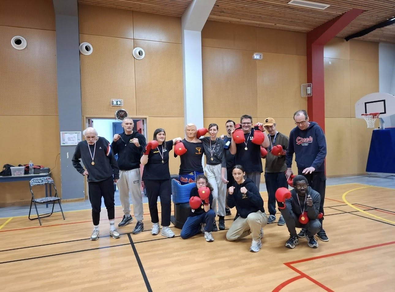 Stagiaires du stage Handi-Boxe du 16 avril 2026 à Nans-les-Pins, gants rouges aux poings et médailles au cou